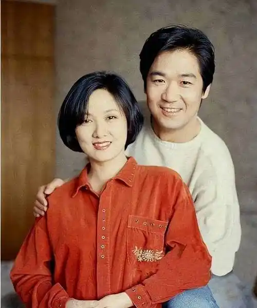 孩子的8位女星,有人收养了两个孩子,有人摘掉了子宫_宋春丽_潘虹_邓婕