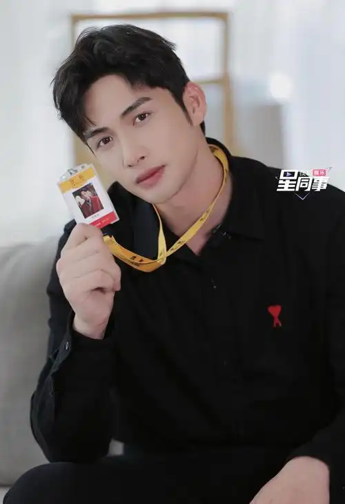 张彬彬与吴倩吻戏反应太好,挥手秀腹肌跳入泳池|苏神|三分野|梁朝伟