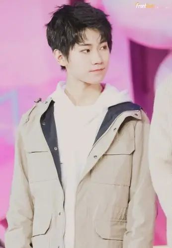 贺峻霖也是吓坏了 贺峻霖揉了揉怀中人的头抱起盯着张真源 张真源怎么