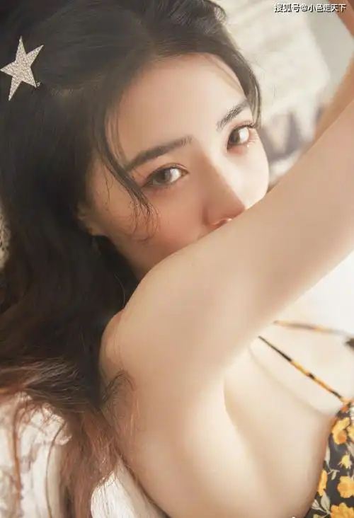 徐璐窗边花朵露肩连衣裙性感写真