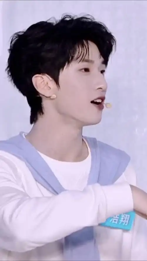 今晚有效镜头n白衣少年严浩翔怼脸拍