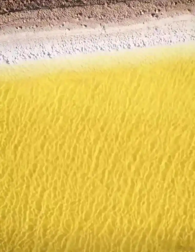 这里是位于青海省海西州的俄博梁硫磺湖,相信这种颜色的湖泊大家都是