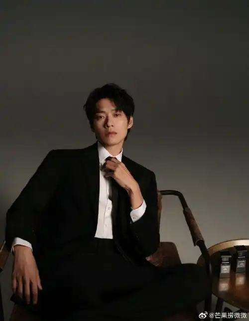 魏大勋又扯领带了