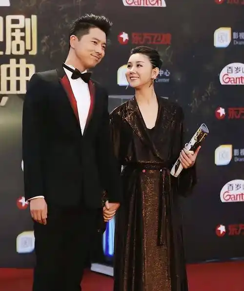 穿露背长裙尽显迷人风情的王雷被深深吸引了_风格_显得_时候