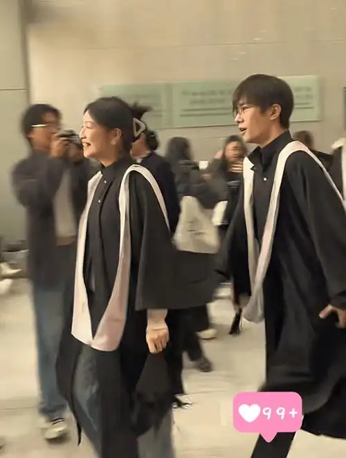 易烊千玺张雪迎同届不同框,延期整整三年毕业典礼是对校园的告别