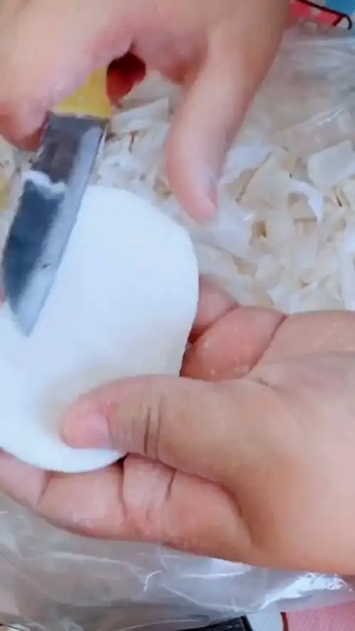 虽然我的技术不是很好,但是我在努力的练习刮肥皂