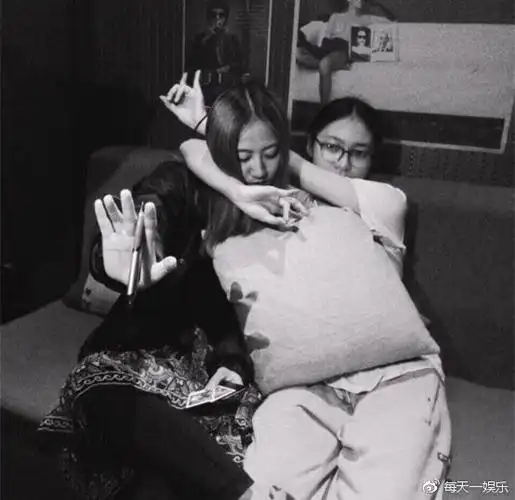 67《祝星》就是陈粒写给前女友祝星的一首歌曲,该曲目收录在陈粒首