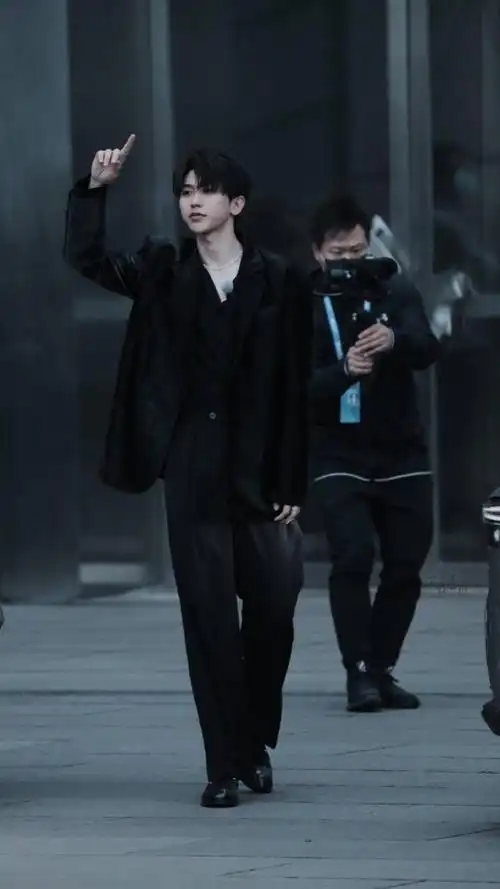 蔡徐坤奔跑吧黑西装红底鞋造型公开潇洒贵公子送上今日份绅士鞠躬