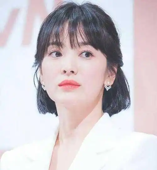 4. 短半面包:现在,这种圆刘海的宋慧乔短发是我们大多数人应该避免的.