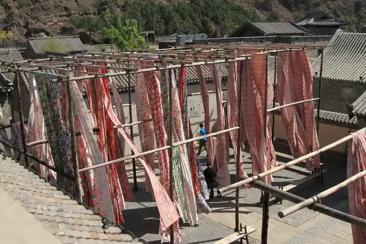 永顺染坊里面可以体验扎染但是我还是觉得房顶平台上的布条最有特点