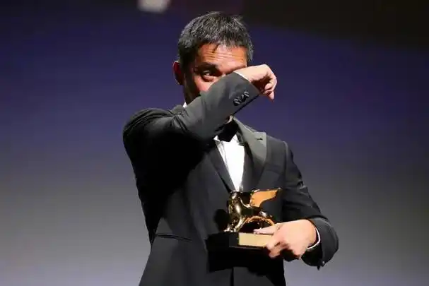 梁朝伟获奖泪洒威尼斯