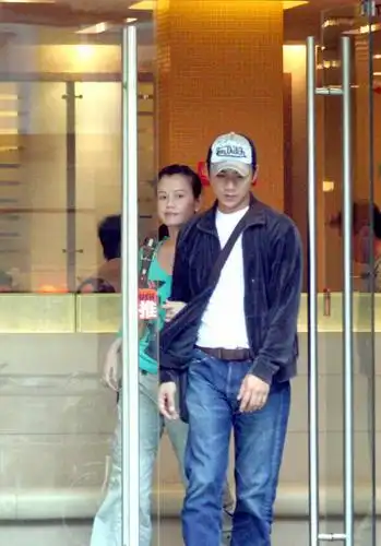 组图:骆达华与妻悠闲逛街 发生争执惹红颜甚怒