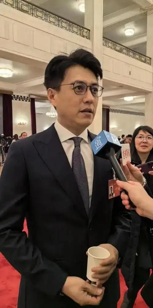 靳东素颜参加两会,满脸褶子发胖臃肿!网友:男神贺涵真的老了