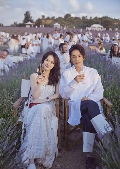 戚薇情侣写真,穿大红色卫衣配百褶裙,同框李承铉明艳得像少女 _明星