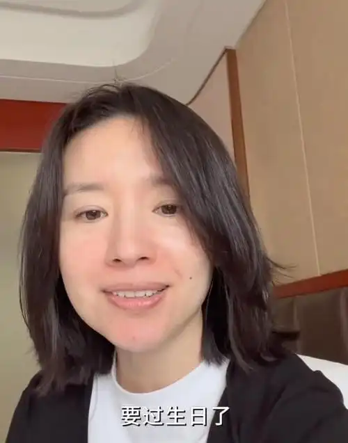 董洁素颜出镜庆42岁生日肤色白皙痘痘显眼13岁儿子正脸好帅气