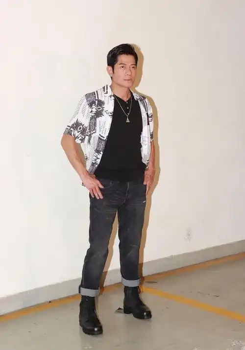 郭富城才是"反油腻"第一人!不穿大叔装,裤子短一截,帅气有型