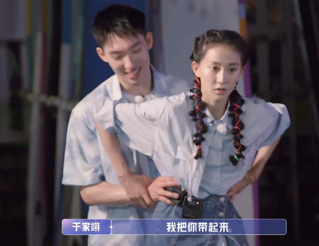 女儿3于家翊教张豆豆玩滑板扶她腰滑行偶像剧一样甜