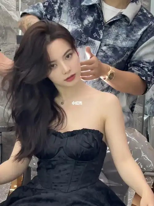 减龄气质高额头首选 高颅顶蓬松气垫烫#各种脸型设计  #法式慵懒