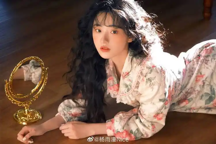 杨雨潼睡衣写真又纯又欲,直男最爱的类型,小白花长相太讨喜_因为_气质