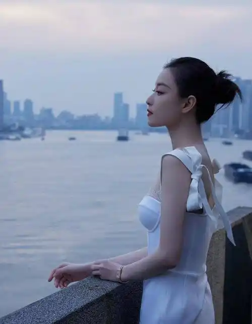 倪妮侧脸生图火上热搜,衣着清凉,美身材纤腰,皮肤白皙,好有气质_吊带