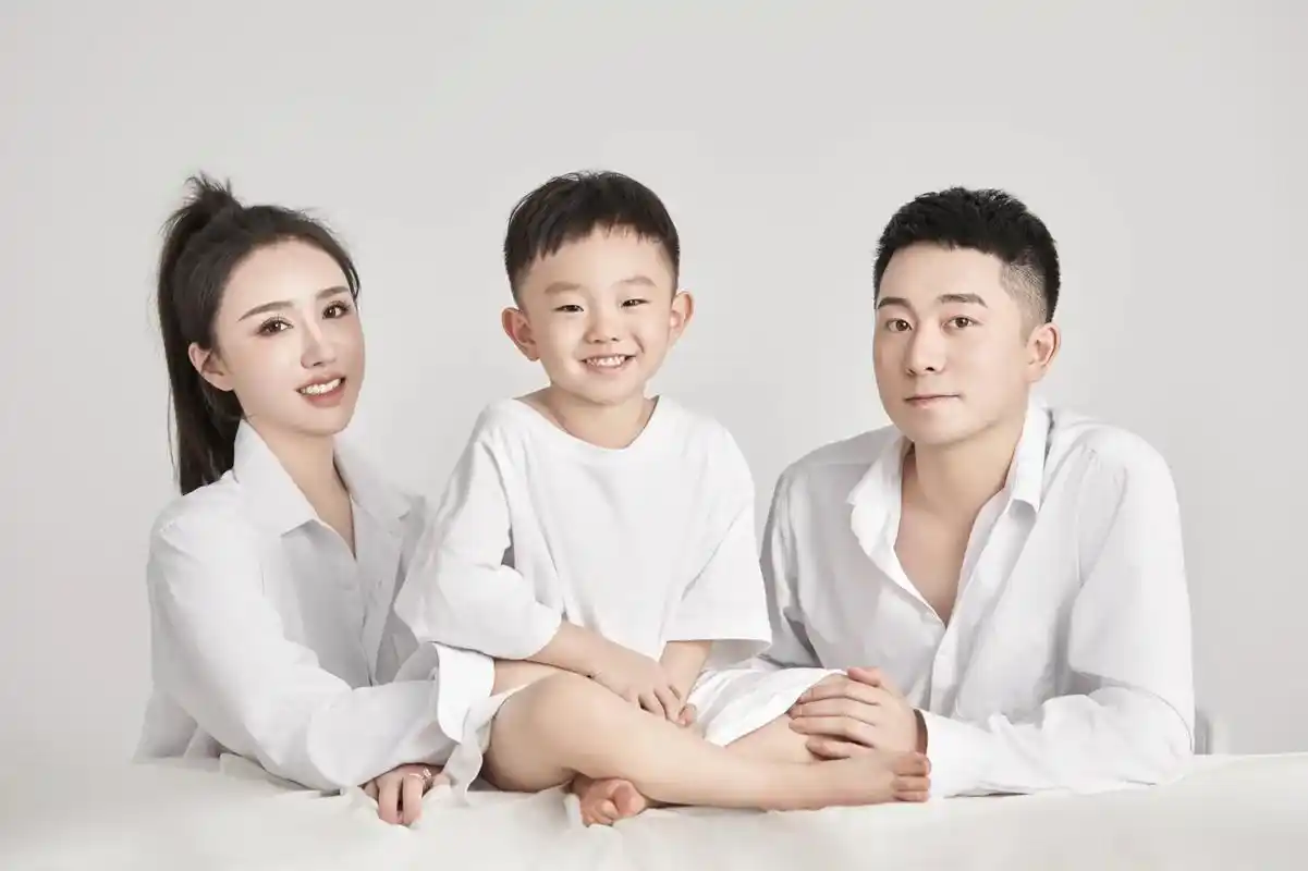 跟着儿子的写真衬了个全家福 #全家福 #一家三口 - 抖音