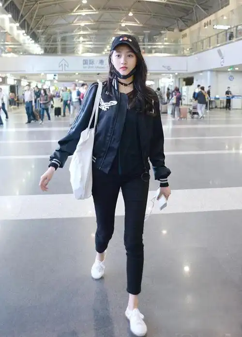 国民闺女关晓彤有穿过feiyue小白鞋,很显脚瘦哦