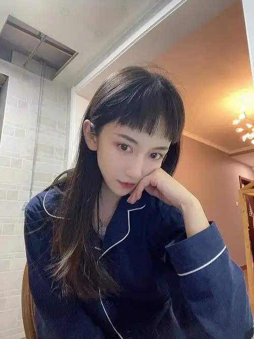 结果脑袋一热,一剪刀剪了个刘海,当场丑哭了,结果捣鼓了捣鼓,修剪完