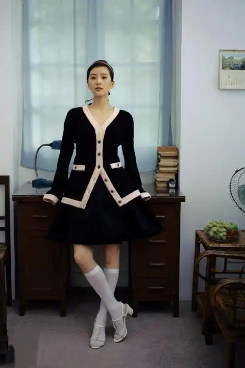 刘诗诗化身复古女郎小黑裙搭奶奶发箍优雅高级丝袜美的很抢镜