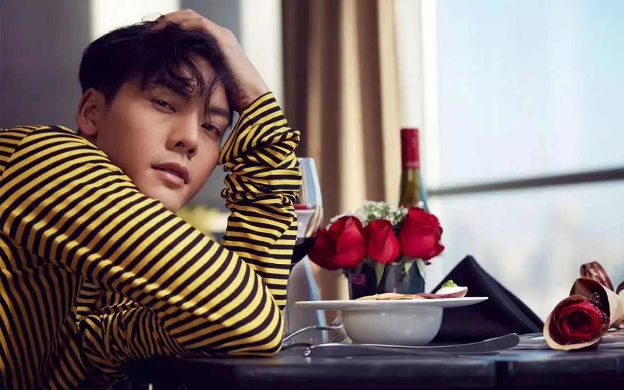 全能男神陈伟霆慵懒迷糊表情桌面壁纸图片下载