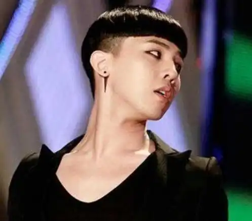 露耳的短发显清爽,整体栗色的短发直发修剪出帅气的锅盖头发型,过眉的