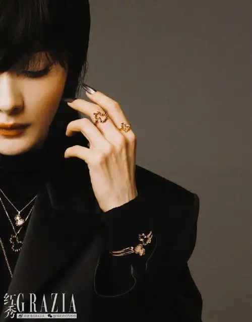 杨幂红秀封面##杨幂狼尾猫眼妆