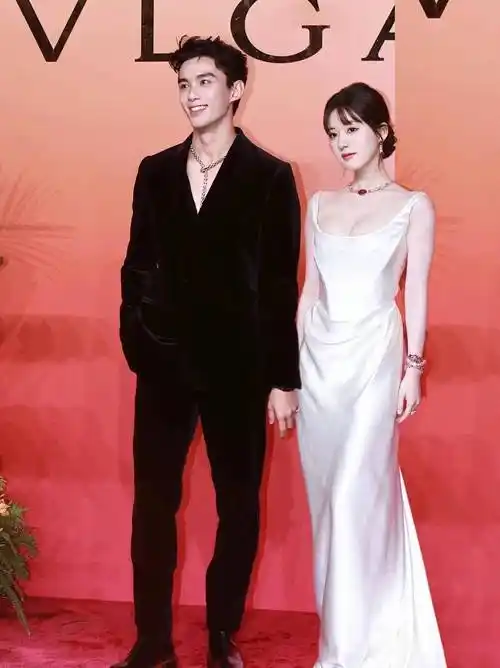 吴磊与赵今麦甜蜜相处,与赵露思相互救赎,却意外与迪丽热巴相遇~_电视