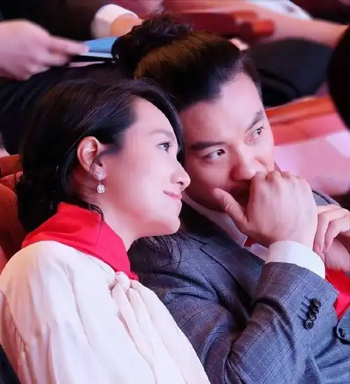 新一代"岩男郎"周一围,凭实力娶小女人朱丹,儿女双全婚姻幸福_家庭