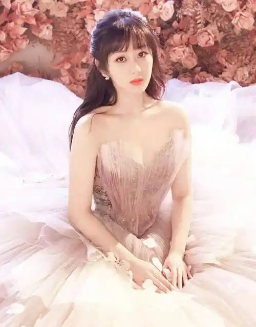 杨紫身穿各种礼服裙,美得就像一个小公主,亭亭玉立,温润甜美_感觉