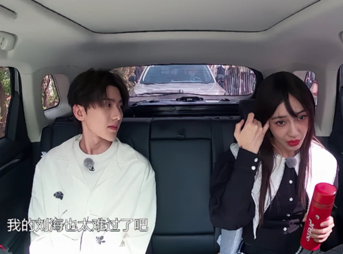 蔡徐坤帮baby整理头发谁注意假发取下放哪了绯闻白澄清了