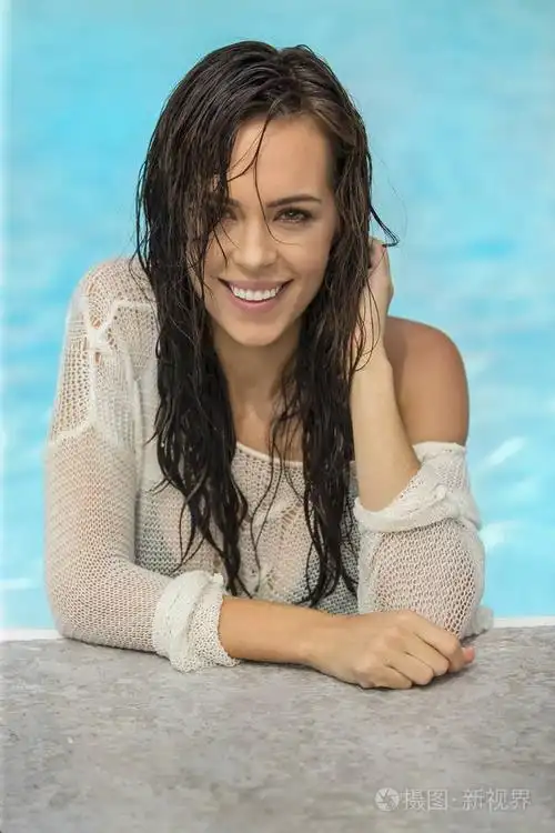 布鲁内特比基尼模特在游泳池