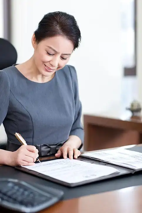 职场女性在办公室工作