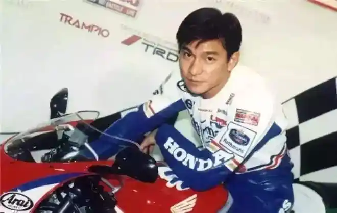 我这里拿刘德华在1995年主演了一部有关机车的电影《烈火战车》来说