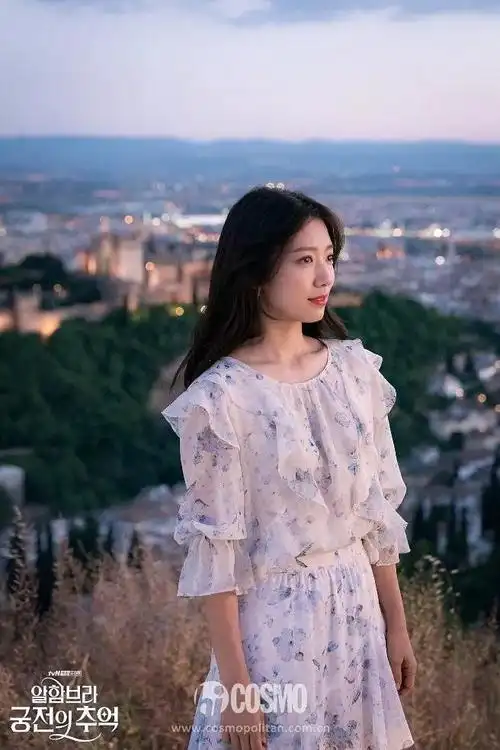 朴信惠的下颌线不算特别清晰,所以需要用阴影清扫侧脸(也就是颧骨到