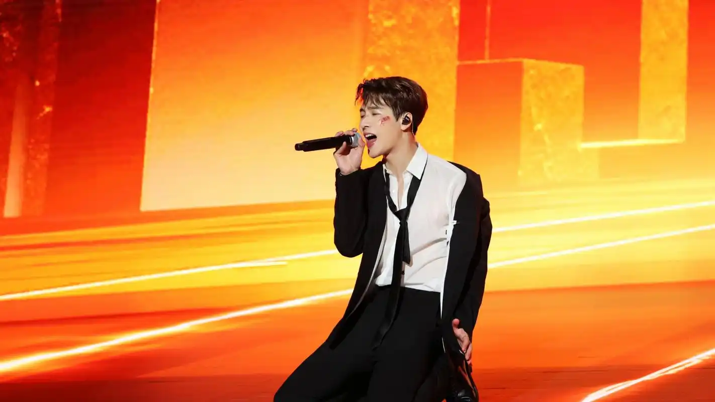 歌手王嘉尔,时尚潮流,英俊帅气,来看帅哥的写真照