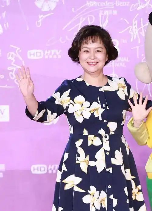 鞠萍满脸笑意真接地气,一身印花可爱连衣裙,扮美成功越看越年轻_服饰