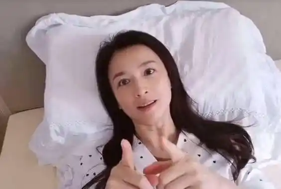 原创张庭自称刚起床纯素颜49岁的脸嫩得不真实林瑞阳有福气