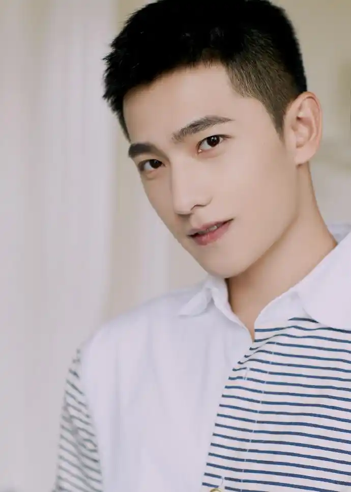 原创杨洋真敢剪寸头发型,穿衬衫配阔腿裤特别清新,最近帅得有点炸