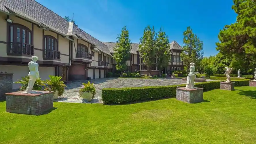 5英亩大庄园,tiffany设计,arcadia华人区——孔雀庄园介绍:停车位:5