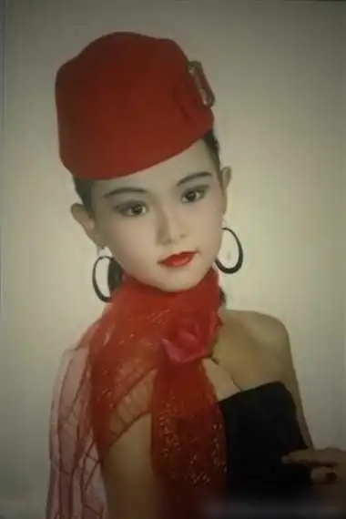 古力娜扎从小就是美人胚子