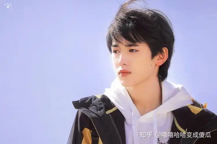 有没有宋亚轩不笑的图片壁纸,感觉他好像一直在笑,希望他真的开心?