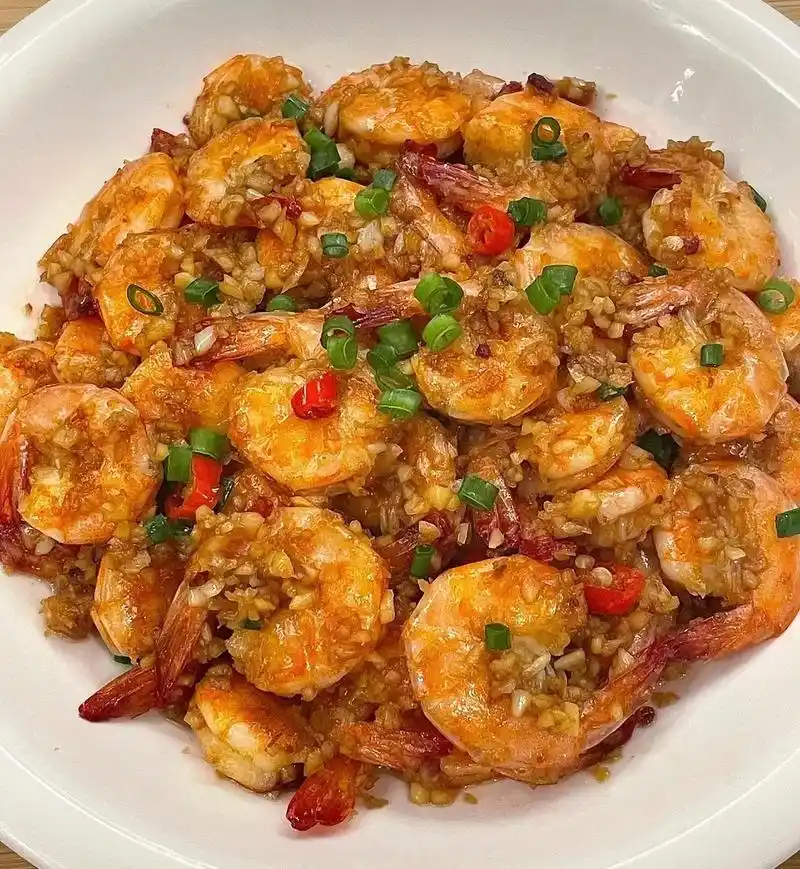 蒜蓉炒虾做法.一,材料:鲜虾:500克,蒜头:3瓣,小米辣: - 抖音