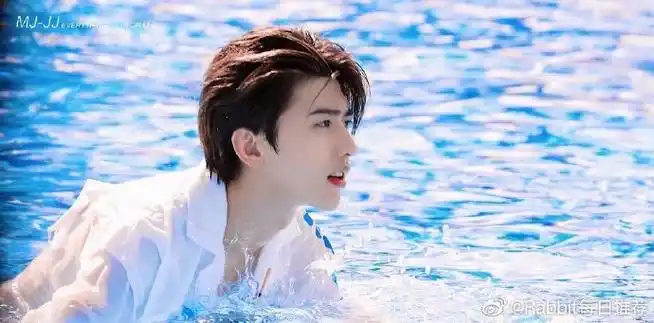 不过游泳的蔡徐坤太清爽帅气了吧!