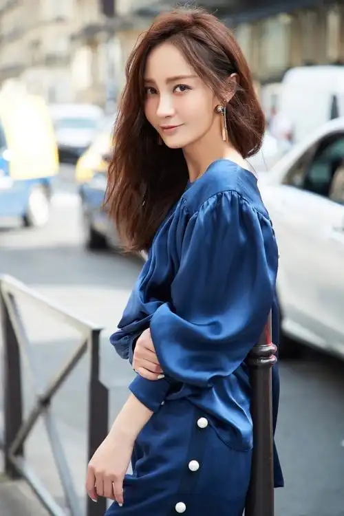 姚笛裹个缎面睡衣就出门还把下摆塞裤腰满满的穿搭小心机