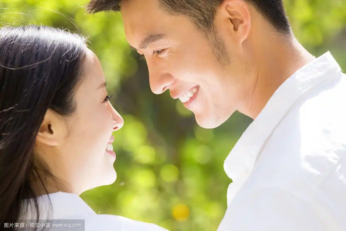 青年情侣相视一笑